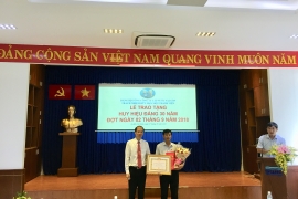 LỄ TRAO TẶNG HUY HIỆU 30 NĂM TUỔI ĐẢNG